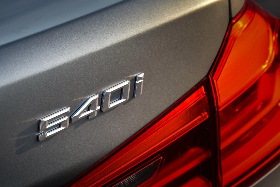Логотип BMW 540i Sedan M Sport 2017 года  (ZA) (фото 39 из 40)